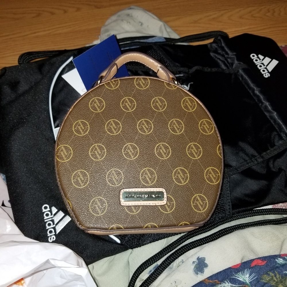 Adrienne Vittadini clam crossbody - Picture 2 of 2